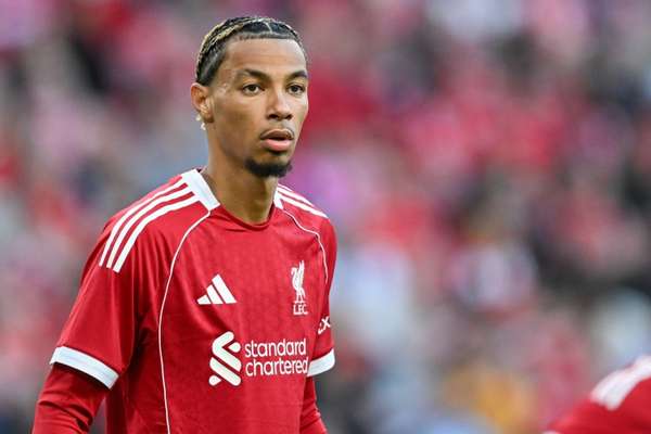 法国国家队新星埃基蒂克首秀表现亮眼，助高卢雄鸡预选赛2-0告捷