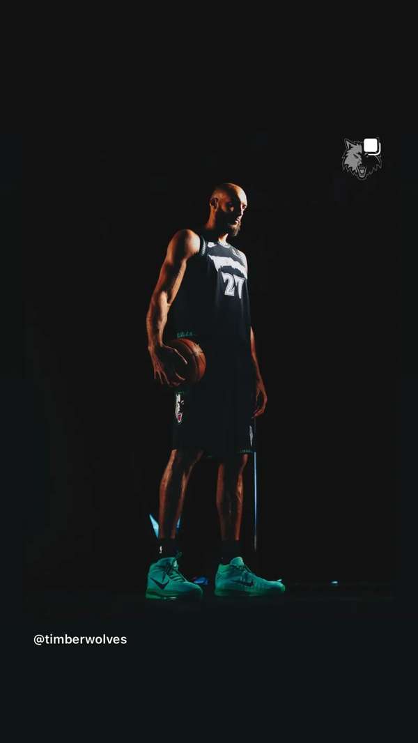 戈贝尔展示复古战袍 森林狼新赛季树木主题球衣亮相