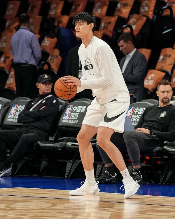 篮网季前赛15人轮换显深度 曾凡博暂未获出场机会