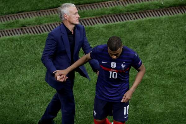 德尚回应姆巴佩伤情争议：赛前赛后持续沟通，意外碰撞致伤情