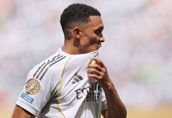 右闸危机催生机遇 阿诺德将迎皇马生涯关键期