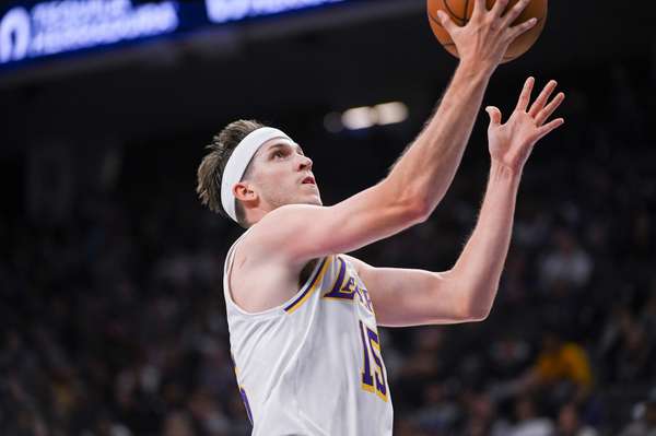 里夫斯解析湖人第三节逆转关键：强度与专注铸就胜利