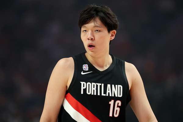 杨瀚森迎NBA生涯三分首球 解说建言开拓者调整轮换策略