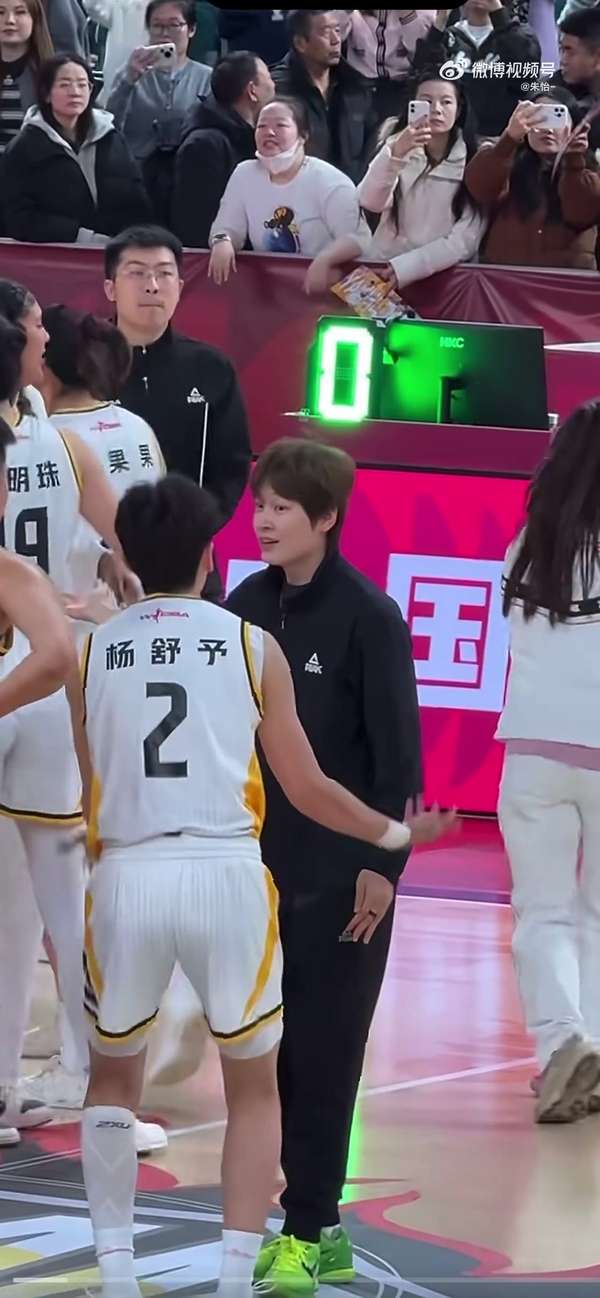 姐妹情深！杨力维场边训妹惹哭杨舒予 暖心队友齐安慰