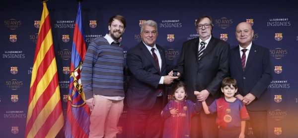 诺坎普见证半个世纪忠诚 37位巴萨老会员获颁金质勋章
