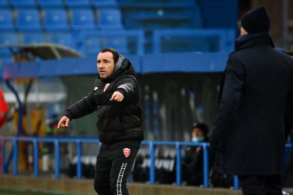 布罗基怒斥争议判罚：巴斯托尼假摔毁了经典对决