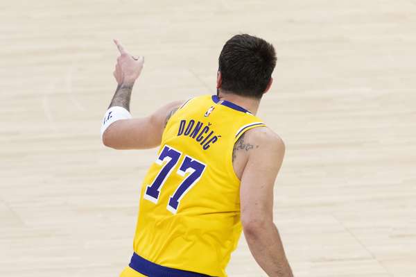 苏群谈东契奇现象级表现：科比式的疯狂重现 NBA首轮湖人几无压力